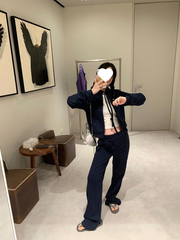 レディース 花柄 スウェット セットアップ 綿 素材 長袖 トップス ワイドパンツ 通勤 スタイル 気質 デザイン 接触冷感 軽量 伸縮性 吸湿速乾 ダークネイビー カラーリング 春夏 シーズン カジュアル 普段使い セット コーディネート ビッグシルエ｜LiLishop6 7,531円