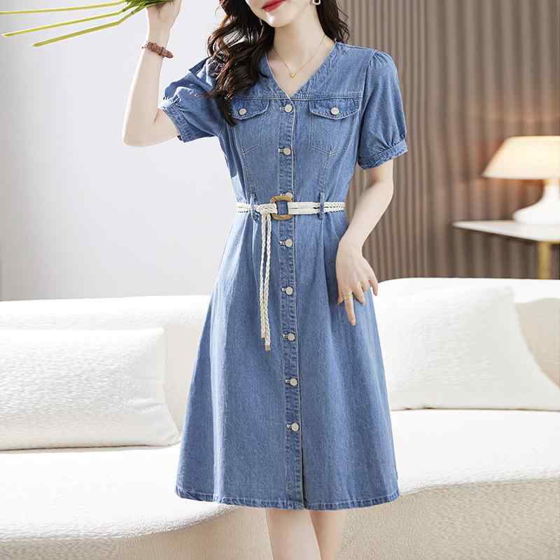 ワンピース 女性用 夏 牛仔 デニム 生地 短袖 Vネック Aライン 中丈 収腰 ミドルウエスト ボタン アクセント 切り替え デザイン 薄手 軽量 通勤 普段使い 気質 優雅 スタイル シンプル ソリッドカラー ファッション トップス スカート ワンセ