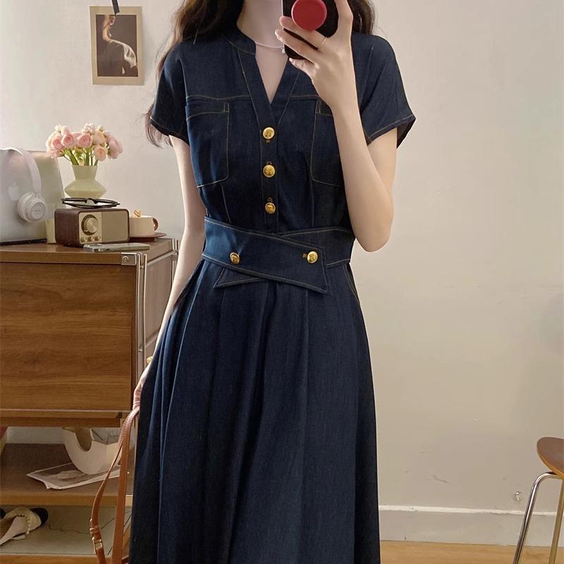 レディース ワンピース 夏用 長め 牛仔 デニム ワンピース かわいい 女性用 気質 Vネック 短袖 収腰 ウエストイン スリム スタイル 単品 純色 ボタン ポケット 付属 軽量 伸縮性 吸湿速乾 機能 牛仔ブルー カラー ビッグサイズ プラスサイズ