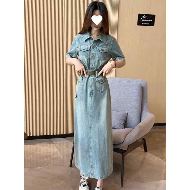ワンピース 女性用 夏用 牛仔 コットン 素材 Aライン 中長丈 短袖 ポロカラ 斜肩デザイン ボタン 装飾 収腰 スリム効果 復古 ストリートスタイル 潮風 軽量 通気性 吸湿速乾 デニム生地 綿混紡 ビッグシルエット 普段使い カジュアル