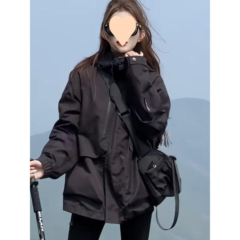 秋冬 レディース 厚地の外套 工装風 衝鋒衣 表現スタイル 人となり 通い 好いたらしい 休間 百搭 広々とした影ぼうし ボンネット付き添い人 ロング丈 ミッドウェイト 長袖 無扣 純色 黒いこと 白いこと 保暖 加厚 軽さ 伸縮性 吸湿速乾 原材料 うつり変わり ひな型 日常使い走り アウト