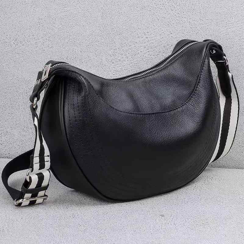 斜めがけバッグ 女性用 大型 牛革 ?子型 ショルダーバッグ 大容量 日常使い かわいい 甘め スタイル ブラック ホワイト グレー 夏 軽量 中硬度 単肩ストラップ ジッパー開閉 立体ポケット 通勤 普段使い 切り替えデザイン 再生素材 吸湿速乾 通年