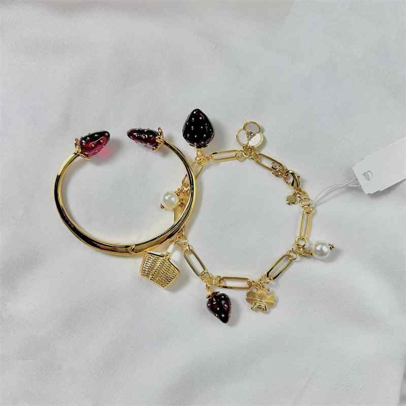 ハンドメイド アクセサリー 女性用 かわいい 田園風 草莓 モチーフ 赤 樹脂 ピンク 真珠 ビーズ ハニービー 蜂 宝石 チャーム 小型 バスケット デザイン 軽量 メタル 電気メッキ加工 夏 フレッシュ スイート フルーツ フード 柄 普段使い ギフ