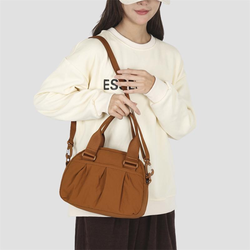 手提バッグ 女性用 通勤 かっちり ナイロン 横型 方形 大容量 折りたたみ ステッチ ジッパー シングルショルダー クロスボディ 軽量 耐久 ベージュ系 グレー系 ブルー系 ホワイト系 グリーン系 ブラック系 イエロー系 都市 シンプル 日常使い