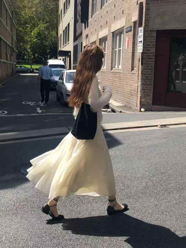 スカート 女性用 韓国風 ハイウエスト 半身スカート かわいい 甘め エレガント シルキー プリーツ ロング丈 仙女スカート ポリエステル 無弾性 春夏 軽やか 日常使い 通勤 デイリー フェミニン スタイル 涼感 ポリエステル素材