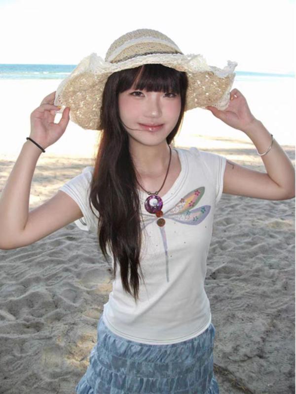 Tシャツ 女性用 夏 短袖 Vネック 蜻・暘プリント 手描き風 レトロ アメリカンスタイル 綿素材 修身シルエット 短丈 巻き縁デザイン ダブルレイヤー 百搭トップス 清新かわいい 吸湿速乾 軽量 通勤普段使い 白 3D立体柄 セットインスリーブ