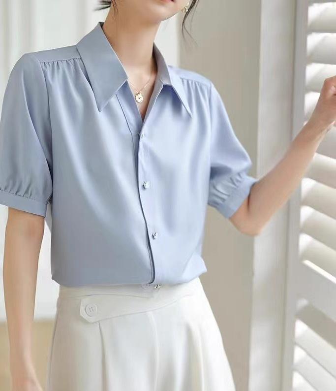 シャツ 女性用 春夏 ブルー 雪?素材 Vネック 短袖 泡泡袖 ルーズフィット 通勤用 職業服 気質 インタビュー フォーマル トップス ソフトサテン 純色 立体装飾 ボタン ポロ領 ワイドシルエット イージースタイル 優雅 シングルブレスト 複数ボタン