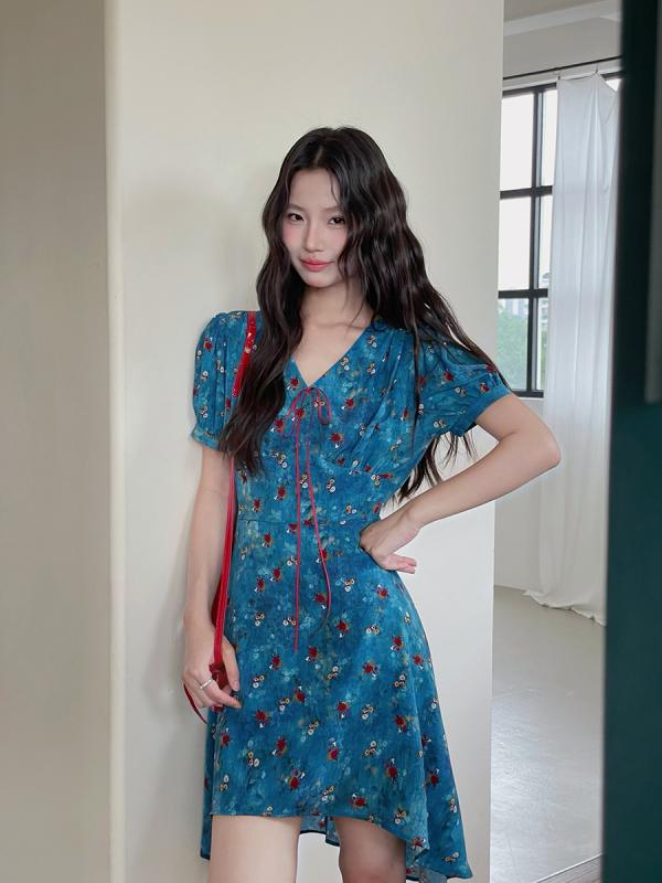 ワンピース 女性用 夏 春夏 Vネック ノースリーブ フレアスカート 中長丈 フレンチスタイル ビンテージ フラワープリント イエローブルー 花柄 かわいい 軽量 吸湿速乾 接触冷感 再生繊維 ハイウエスト ルーズフィット 韓国風 カジュアル 日常使い