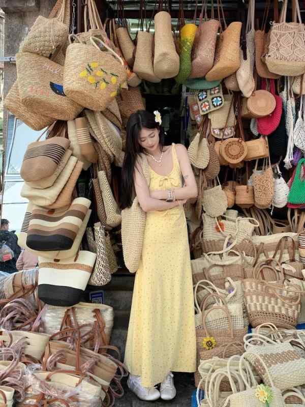 ワンピース 女性用 夏 吊り帯 フレンチフラワー 蝶結び ミディ丈 ハイウエスト 切り替え フレア 無袖 ノーカラー 涼しい 軽量 修身 かわいい 爽やか スタイル 甘め フェミニン シルエット 優しい 風 涼感 素材 ポリエステル