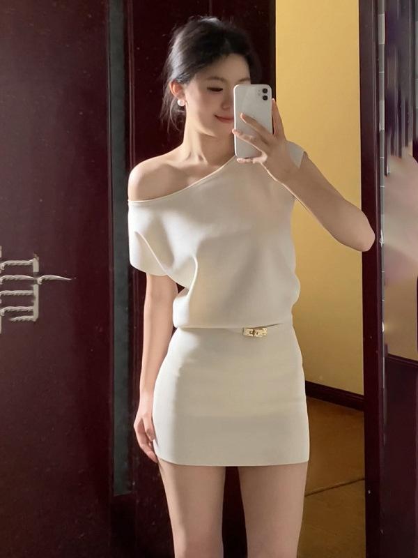 ワンピース 女性用 夏 接触冷感 修身 ハイウエスト 短袖 斜肩 Vネック 包みスカート 短丈 純色 ポリエステル 95% かわいい 気質 トップス ドレス 膝上丈 軽量 通勤 普段使い デイリー ソフト素材 日韓風 快適 フィット感 スタイルアップ