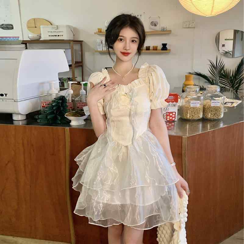 ワンピース 女性用 春夏 かわいい 公主風 甘辛ミックス 短丈 ハイウエスト プリンセスシルエット 三層チュールスカート 蓬蓬スカート ケーキスカート 蝶結び 短袖 スクエアネック ポリエステル 接触冷感 軽量 通勤 普段使い 清新スタイル ピュアカラー