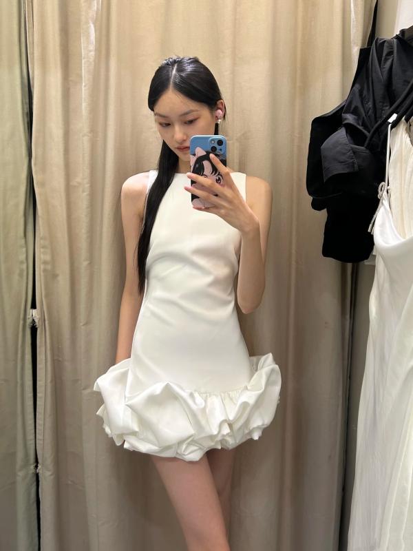 ワンピース レディース 無袖 吊り紐 短め Aライン 花柄 スカート トップス 切り替え デザイン 丸首 中腰 後ろ開き セクシー スタイル 街頭ファッション 欧米風 シングルピース ニット生地 純色 セットイン 秋冬 白 黒 赤 XS S M L サイ