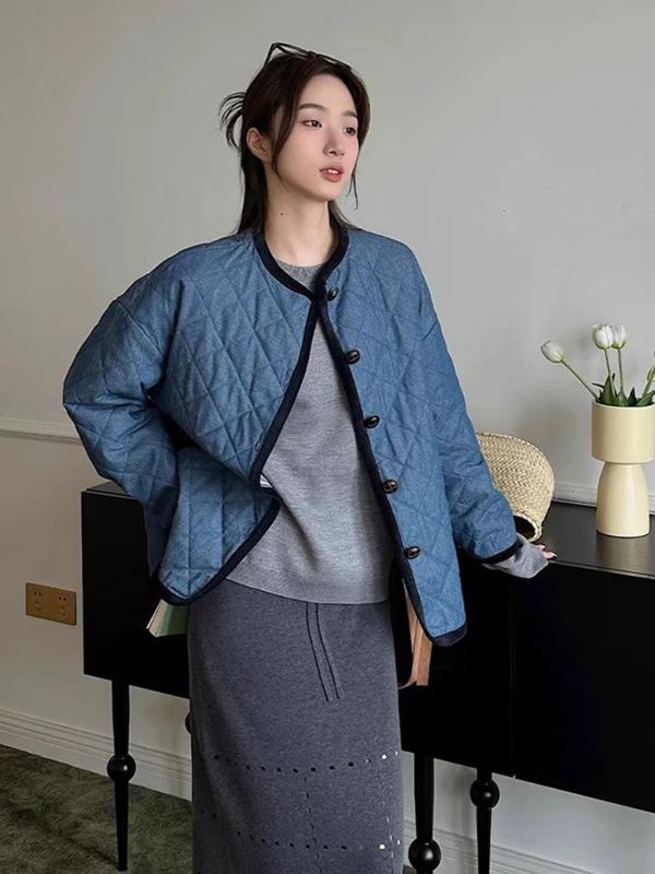 厚地の外套 お上さん用 秋冬 韓系 綿織物 ジーンズ 時刻表柄 キルティング 包縁 弧形 裾 猥りがわしい 嵌まる 長袖 ラウンドのど首 シングル前胸部 名取り草 衣嚢 絵図面 ミディアムレングス 並み並み厚 青色 日常 心地よい 軽さ 吸湿速乾 伸縮性 コート・ジャケット-レディースファッション