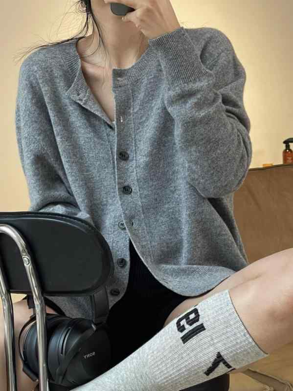 カーディガン 女性用 羊毛 ニット 開き 長袖 丸首 ゆったり 暖か 肌触り良い グレー 浅麦色 日韓カジュアル 単品 無袖風 ボタン 普通丈 シンプル 保湿 柔らかい 冬用 室内着 レイヤード トップス