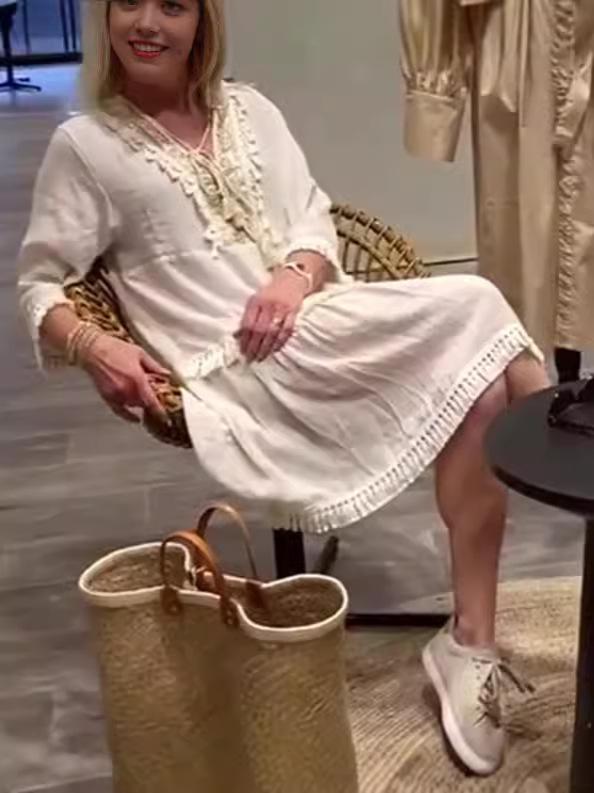 ワンピース 女性用 秋 秋冬 法式 Vネック 花辺 レース 切り替え デザイン フレアスカート ミディアム丈 七分袖 ゆったり腰回り ポリエステル 素材 高級感 気品 気質 ブラック アイボリー 都市スタイル 通勤用 普段使い 伸縮性 軽量