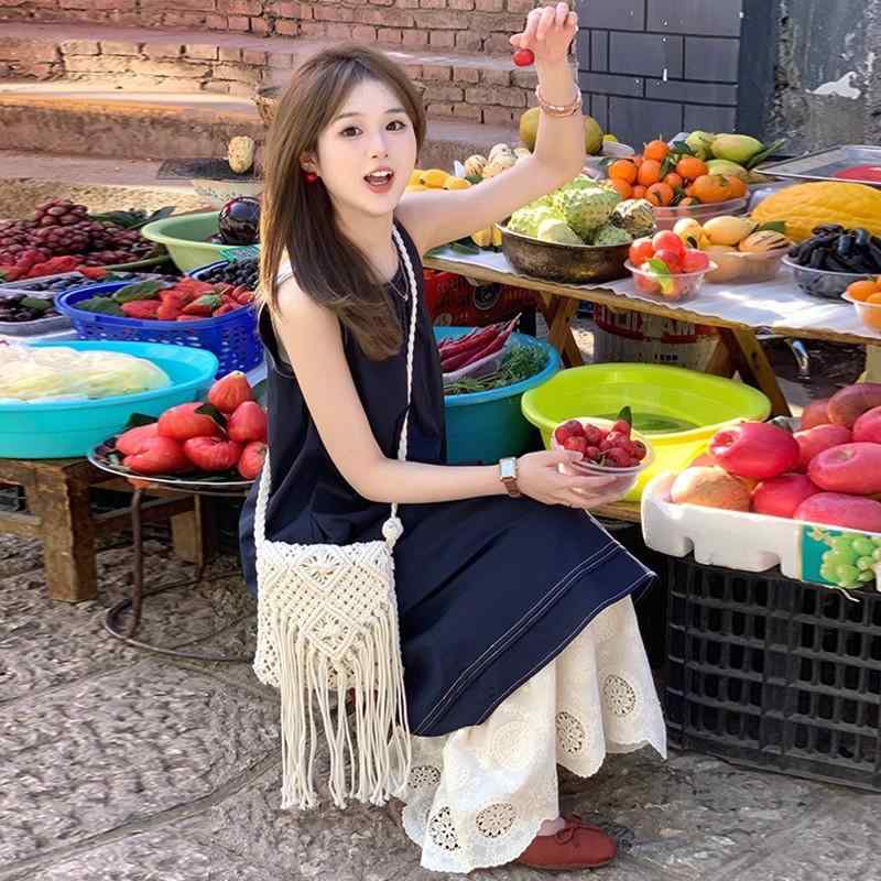 ワンピース 女性用 夏 吊り下げ 無袖 ラウンドネック 偽二重 レース 切り替え ?? ポリエステル 軽量 通気性 吸湿速乾 Aライン ロング丈 ミディ丈 ゆったり シルエット 爽やか 甘め スタイル ブルー カラー 日常使い フェミニン デザイン