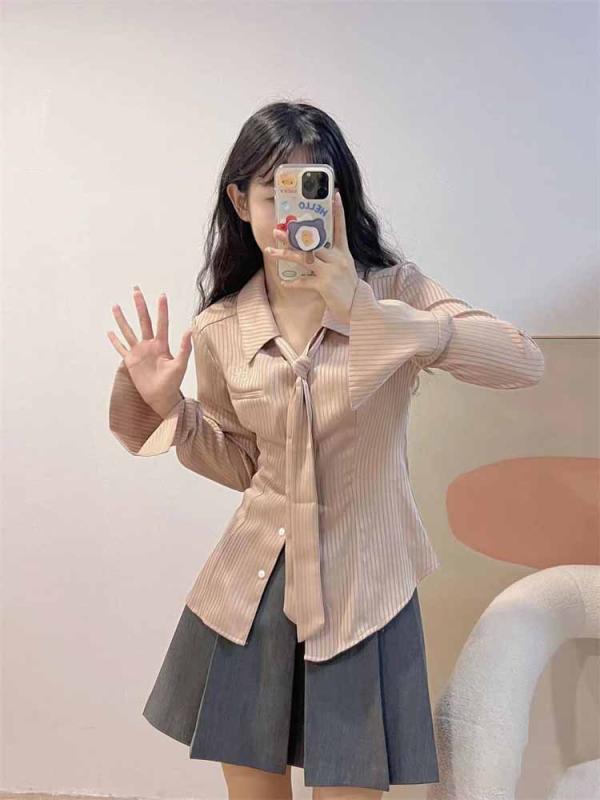 シャツ 女性用 秋季 通勤風 収腰 長袖 トップス ポロ領 修身シルエット 切り替え デザイン 気質 セクシー 化繊 ポリエステル 素材 ライトウェイト 吸湿速乾 機能 ブルー ピンク カラーバリエーション プリーツ ディテール セットアップ スタイル