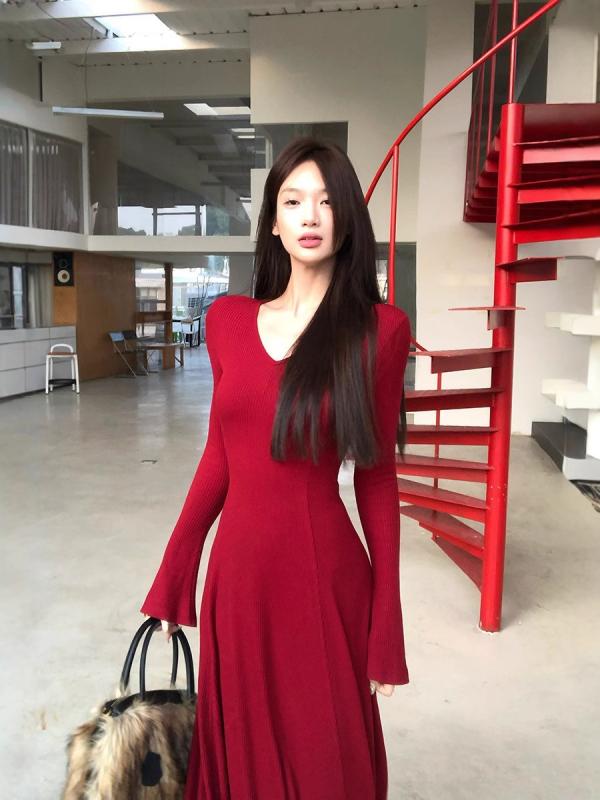 ワンピース レディース 赤 黒 杏色 Vネック ニット Aライン ロングドレス 喇叭袖 長袖 中腰 コットン 混 セーター素材 春 セクシー かわいい 私服 日常使い デート 冬 聖誕 スタイル