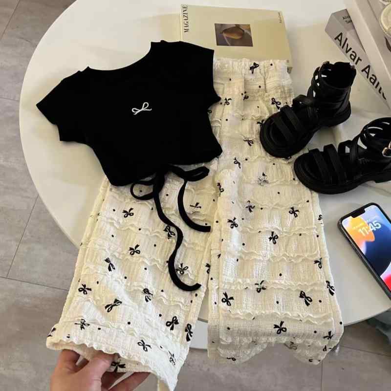 女の子 夏服 セット アップ 綿 素材 薄手 柔軟 生地 短袖 露背 Tシャツ 九分 ハーフパンツ 蝴蝶結 デザイン 純色 黒 灰 米 カラー 3-8歳 対応 かわいい 洋風 スタイル 涼しい 日常 遊び着