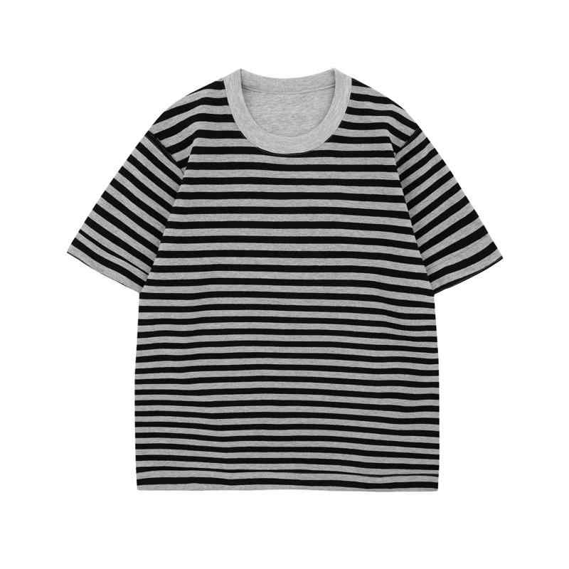 Tシャツ メンズ 短袖 夏季 綿 条紋柄 黒 灰色 丸首 セットインスリーブ ゆったりシルエット 美式レトロ デザイン 両面着用 数字 アルファベット プリント 免燻加工 色牢度 高 休? カジュアル ストリートファッション ティーンエイジャー 2025