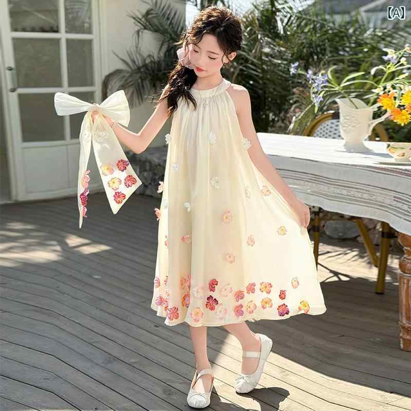 女の子の ワンピース 夏服 子供の 甘い カジュアルな 花は 肩の スカートの 中で 大きい 子供の 洋風の ファッション 的な シフォンの スカートを 掛けます。