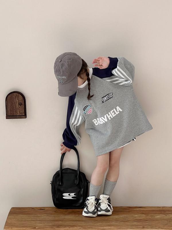 女の子の 韓国 版の ファッション 的で ゆったり した カジュアルな アルファベットの 長い タイプの パーカーの 春の 服の 新型の 子供は 色の 丸首の 上着の 洋風に ぶつかります。