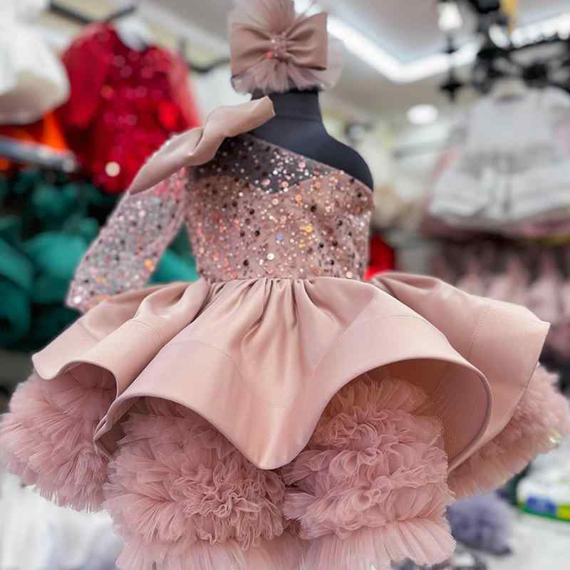 お嬢さん 衣裳 長袖 姫御前御召しもの 単肩 大型シュロの葉 フラウンススコート キラキララメ チュール原料品 愛くるしい お嬢さん 礼服 生まれ落ちる日寄り合い 女もの言う花 春夏 秋冬 オール時期 さくら色系 白いこと 緑であること ポリエステル混紡 筋目工業 軽さ 伸
