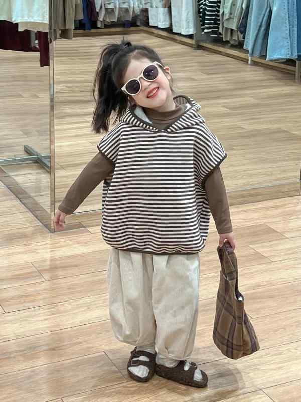 女の子 キッズ 秋 春 服装 復古 条紋 連帽 裏起毛 ベスト 馬甲 キャミソール コットン 混紡 素材 90 綿 混紡 生地 柔らか 暖か 防寒 韓国風 スタイル 中小 子供 3-8 歳 100-140cm 身長 対応 条紋 柄 デザイン かわいい 日