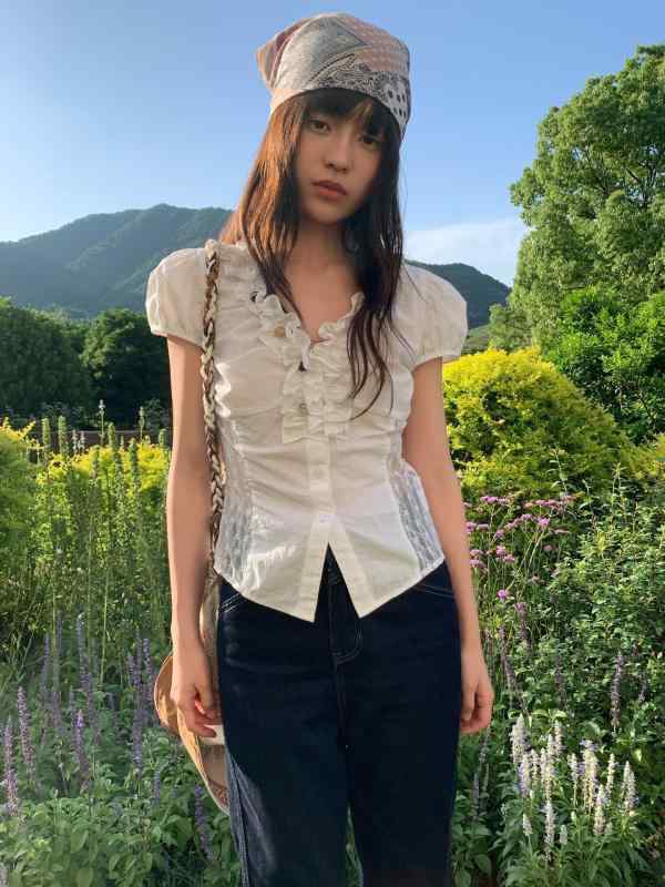 シャツ 女性用 短袖 Vネック 修身型 木耳辺 泡泡袖 切り替え 綿 素材 純色 基本款 甘め 清新 スタイル 普通丈 単排ボタン 2025夏 白 ブルー｜LiLishop6