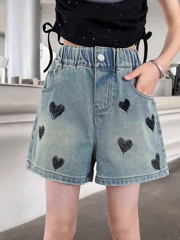 女の子 ショートパンツ 牛仔 デニム 春夏 秋 ハート 刺繍 薄手 コットン 85% 柔軟 素材 高腰 浅青 韓国風 トレンド スタイリッシュ 軽量 伸縮性 日常使い 遊び着 学校着 女児 中学生 大学生 8歳以上 120cm 130cm 140cm 1