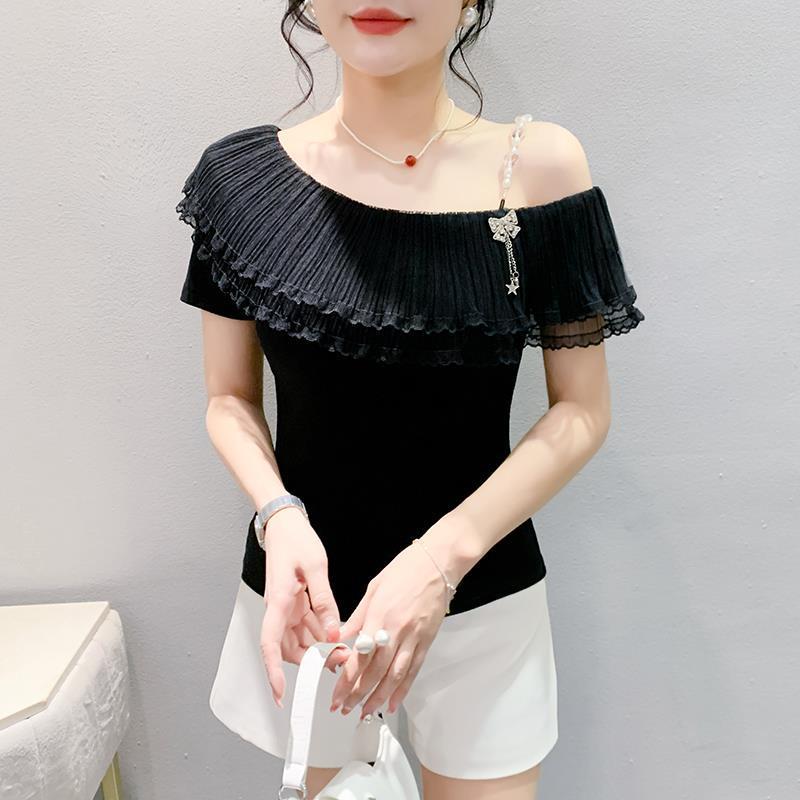 Tシャツ レディース 短袖 斜め襟 フリル 甘め デザイン 上品 肩チェーン 付け トップス 網? 切り替え ニット 純色 白色 黒 修身 シワ ギャザー 非対称 チェーン 付属 流行 要素 組み合わせ 日韓 スタイル 快適 休? 風 トップス シャツ