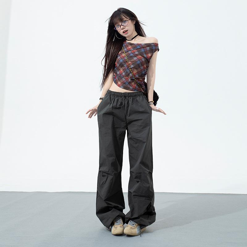レディース 工装パンツ ワイドレッグ ロング コットン 素材 グレー 色 プリーツ デザイン ドローストリング ハイウエスト ルーズ フィット ドレープ タック ストレート シルエット カジュアル スタイル ストリート ファッション 切り替え ディテール