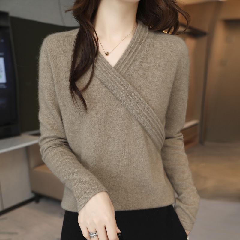 編み物 レディース 長袖 Vのど首 ティーシャツ トップス 絨毛 羊絨 bahan lembut gaya retro desain kerah silang elegan warna polos pakaian wanita