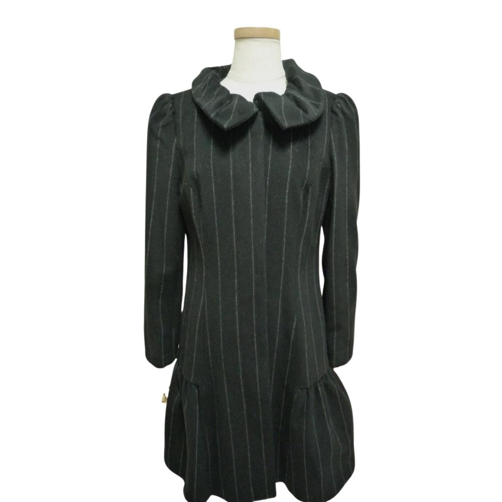 【中古】M’SGRACY エムズグレイシー 【中古】《★★★ 多少の使用感はあるが綺麗》 M’SGRACY エムズグレイシー ノーカラー ウール混 コート 付け襟 ストライプ ローウエスト 隠しボタン ロング丈 くるみボタン ノーカラーコート 綺麗 ブラック系 38