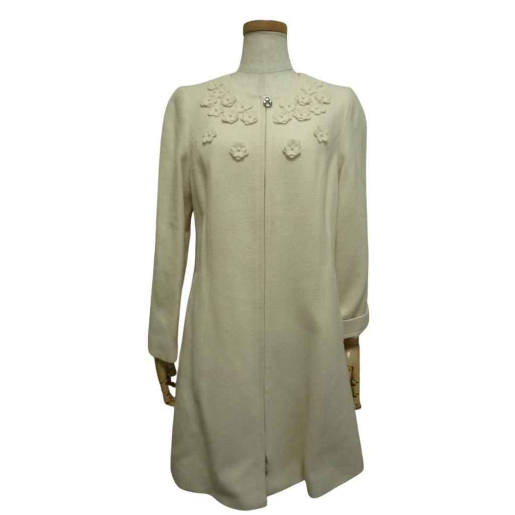 【中古】M’SGRACY エムズグレイシー 【中古】《★★★ 多少の使用感はあるが綺麗》 M’SGRACY エムズグレイシー ノーカラー ウールコート ダブルファスナー ラインストーン チャーム コート 38 クリーム系 38