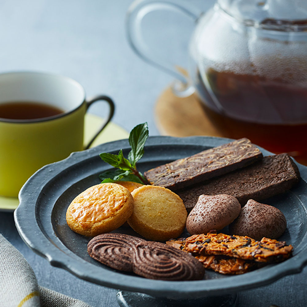 リンツ Lindt チョコレート サブレ アソートメント缶 L お中元 プレゼント ギフト スイーツ お菓子 チョコ 個包装 お返し 結婚祝い 誕生日 退職 かわいい 内祝い 焼き菓子 おしゃれ 職場 お礼 洋菓子 国際ブランド プチギフト 手土産