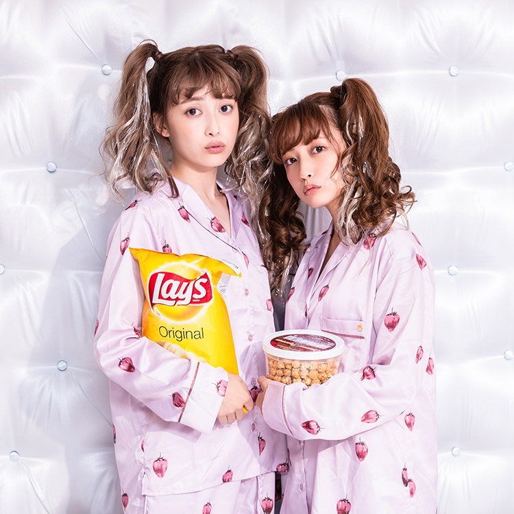 楽天市場 ウィッグ エクステ カラーエクステ メッシュ ヘアティンセル ワンタッチ つけ毛 2本セット グリッターメッシュエクステ メール便送料無料 自然 キラキラ ピンク ハロウィン ダンス ライブ イベント ウィッグ エクステ Lineastoria