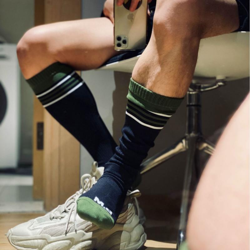 靴下 メンズ 男性用 縞模様柄 ハイソックス スポーツ ソックス 丈夫 汗吸収 黒系 カラフル おしゃれ カジュアル(x50)