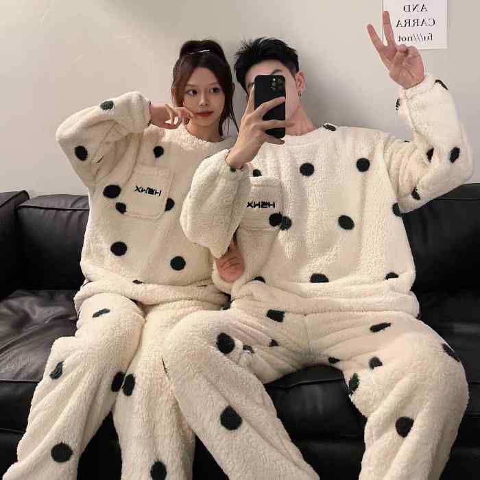 パジャマ レディース メンズ 冬用 珊瑚フリース 厚手 ラウンドネック ルームウェア 上下セット 部屋着 寝巻き あったか 保温 長袖 長ズボン かわいい スマイル柄 ストライプ 恐竜柄 ドット柄 ポリエステル(x2)