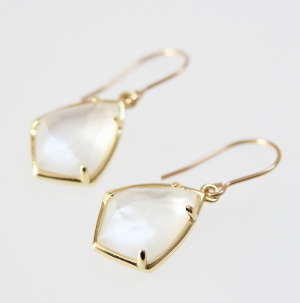 ブラウンシェル×水晶カービングピアス(イヤリング) ブラウンシェルピアス・イヤリング | peth handmade accessory store