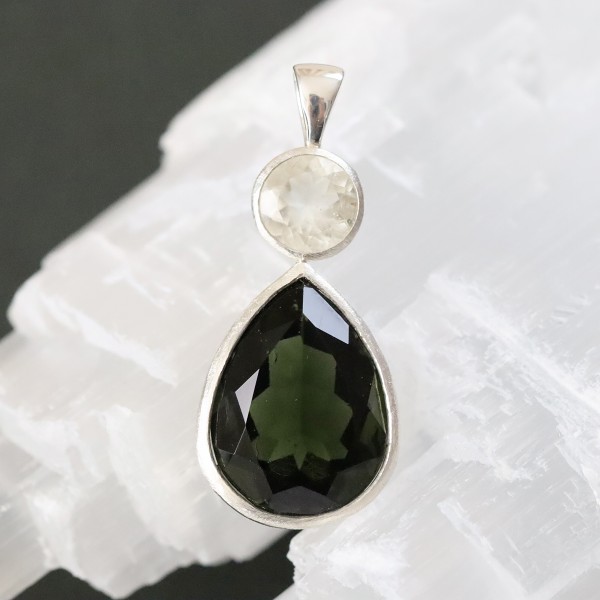【マラソンSALE】モルダバイト リビアングラス ペンダントトップ SV(ペアシェイプ 覆輪)13ct 大粒 ネックレス 2石 ツインストーン 天然ガラス テクタイト 天然石 シルバージュエリー パワーストーンジュエリー 鑑別書付【一点物】|天然石アクセサリーLink