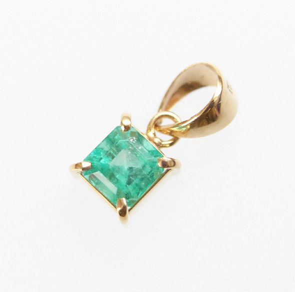楽天市場】1点もの K18 エメラルド ペンダントトップ（レクタングル 爪