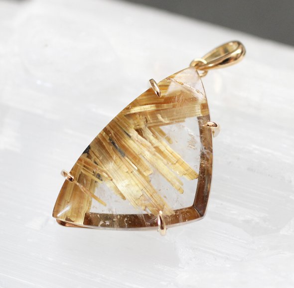 【一点物】タイチンルチルクォーツ K18 ペンダントトップ（フリーフォーム E）14ct ネックレス チャーム 大粒 三角 放射ルチル ゴールドルチル 金針 太針 キャッツアイ 1点もの 天然石ジュエリー｜天然石アクセサリーLink
