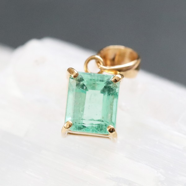 楽天市場】【SALE】エメラルド ペンダントトップ K18（スクエア A