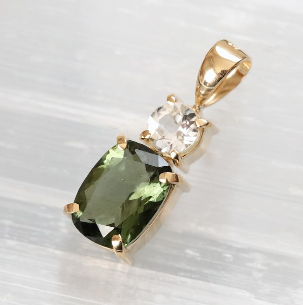 楽天市場】モルダバイト ペンダントトップ K18（トリリアント B）3.228