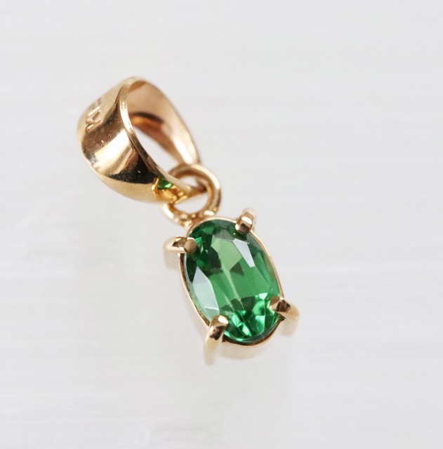 【一点物】ツァボライト K18 ペンダントトップ（オーバル）0.35ct グリーンガーネット サボライト 18金 ゴールド 希少 レアストーン 1月誕生石 未処理 非加熱 カラーストーン 天然石ジュエリー ネックレス 天然石チャーム｜天然石アクセサリーLink 34,775円