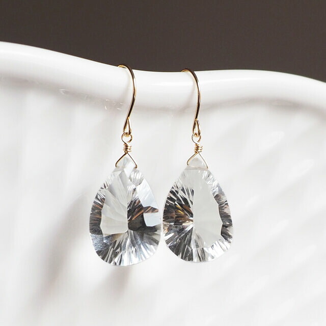 コンケーブカットクリスタル・サージカルステンレスピアス　～Marcella ジュエリー アクセサリー カラーストーン ストーン ピアス ハンドメイド プレゼント ギフト シンプル 高品質 クリスタル 水晶 誕生石 4月誕生石 デザイン リパッティ Lipatti｜Lipattijewelry