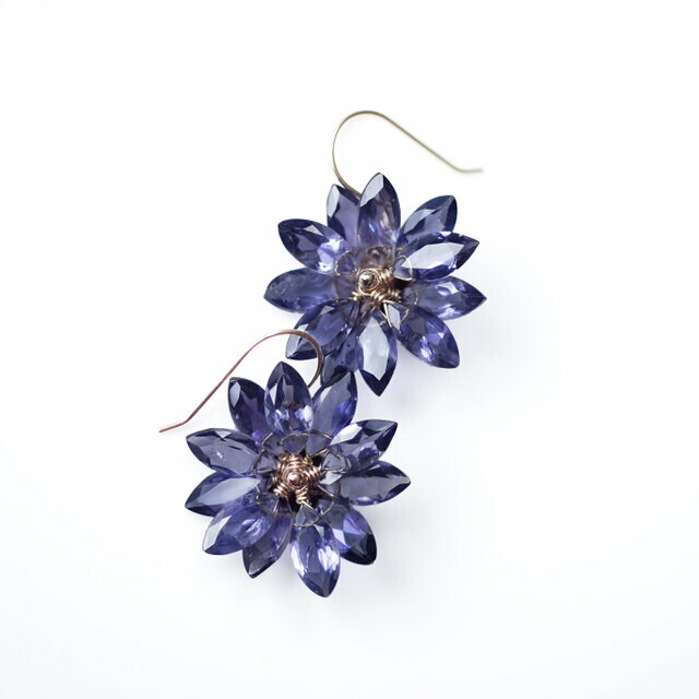☆アイオライトの花びらによるヤグルマギクのピアス・サージカルステンレス ~Cornflower ジュエリー アクセサリー カラーストーン ストーン ピアス ハンドメイド プレゼント ギフト シンプル アイオライト 多色性 誕生石 ヤグルマギク 花 リパッティ Lipatti|Lipattijewelry