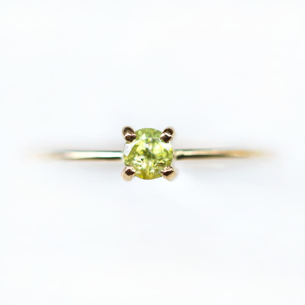 K18スフェーンの3mmラウンドカット爪留めリング　～Angeline　天然石 ストーン シンプル ゴールド アクセサリー ジュエリー K18 18金 18K 使いやすいリング 母の日 さり気ない大きさ ギフト プレゼント 記念日｜Lipattijewelry