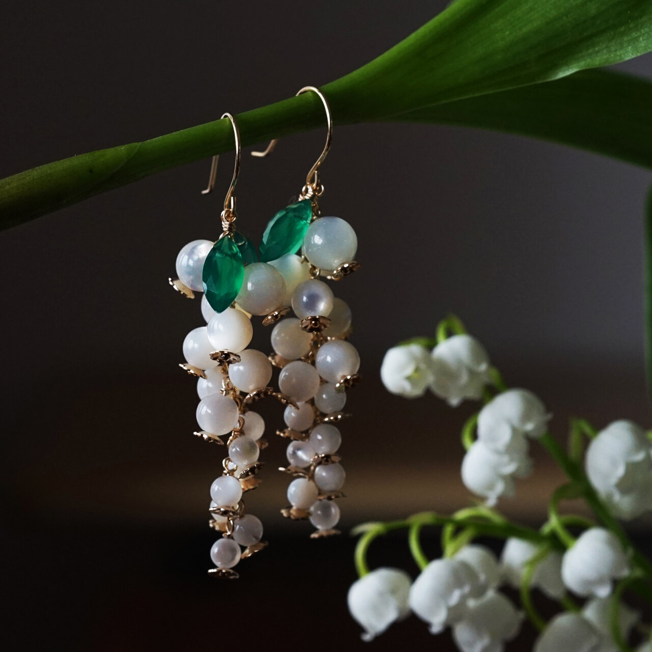 白蝶貝によるスズランのピアス・サージカルステンレス ~Lily of the valleyジュエリー アクセサリー カラーストーン ストーン ピアス ハンドメイド プレゼント ギフト シンプル 白蝶貝 シェル 母の日 誕生日 ホワイトデー リパッティ Lipatti|Lipattijewelry